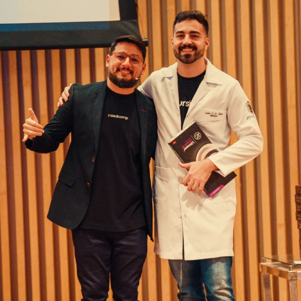 Entrega dos estetoscópios no Medcamp