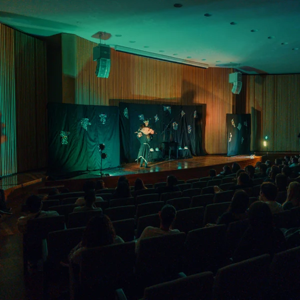 Espetáculo teatral no palco do auditório do Museu do Amanhã