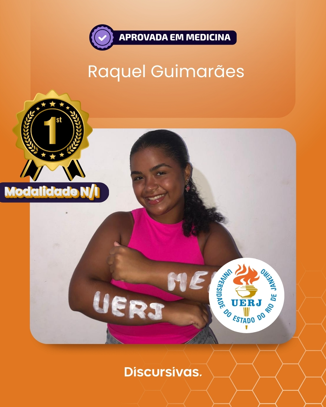 Raquel Guimarães, aprovada em 1º lugar em Medicina na UERJ, com MED e UERJ escritos nos braços